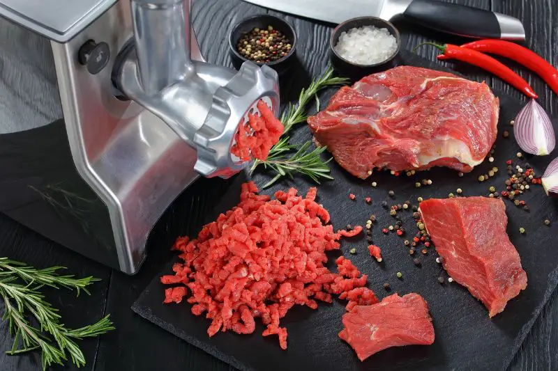 how much grain is needed to produce 1kg of beef